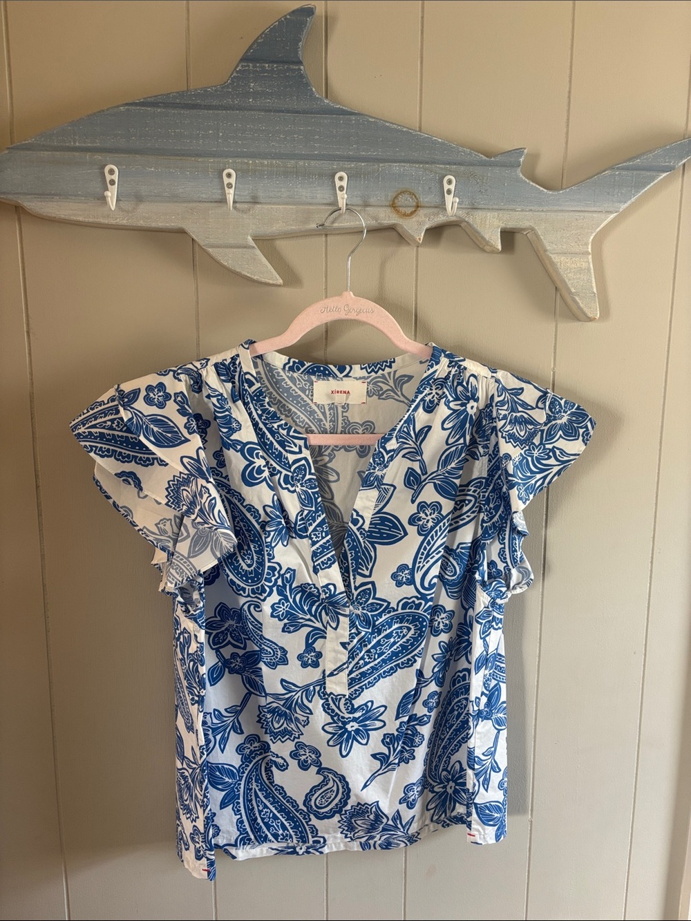 XiRENA Blue and White Paisley V-Neck Flutter Sleeve Top
